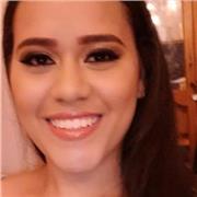 Profesora de inglés imparte clase a niños de todas las edades con una dinámica diferente